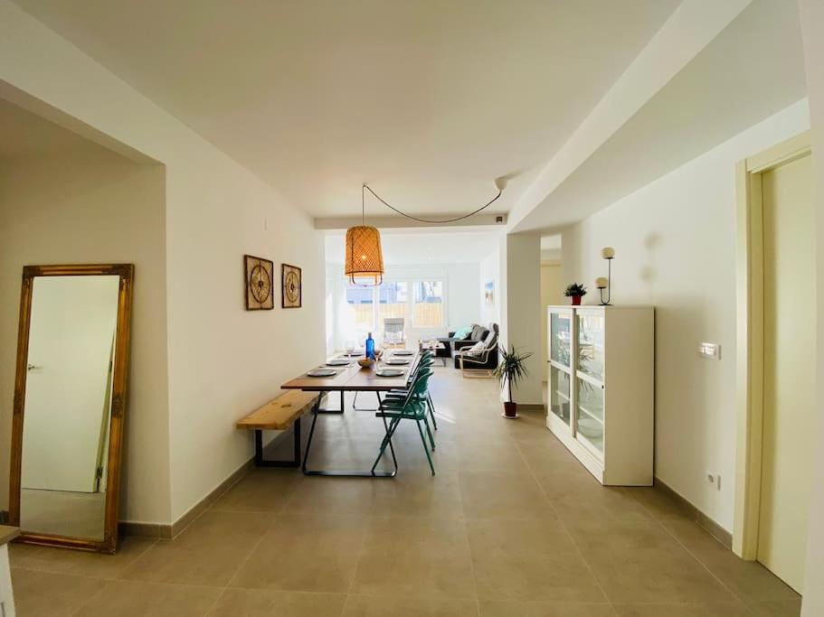 Aquarium 100 M2 Next To The *